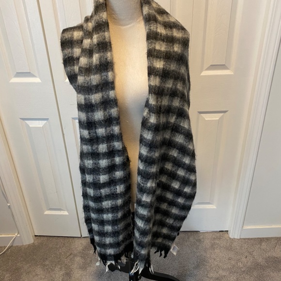 Women’s Lucky Brand wool blend scarf - Picture 2 of 6